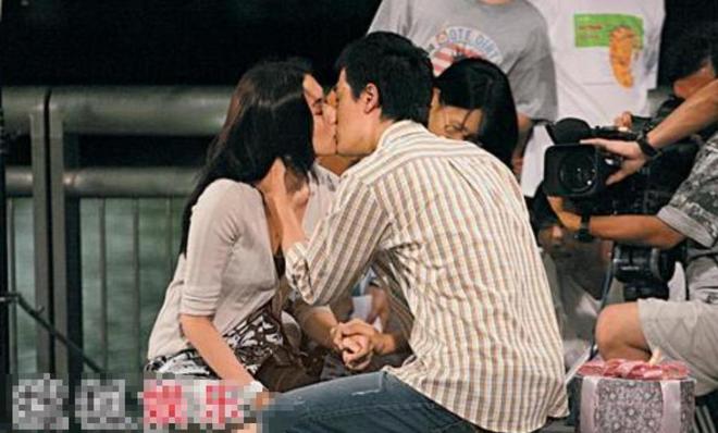 嫁丑男的她花十年时间看穿丈夫真面目澳门新葡京钟嘉欣后悔了!放弃林峯(图6) 嫁丑男的她花十年时间看穿丈夫真面目澳门新葡京钟嘉欣后悔了!放弃林峯(图6)