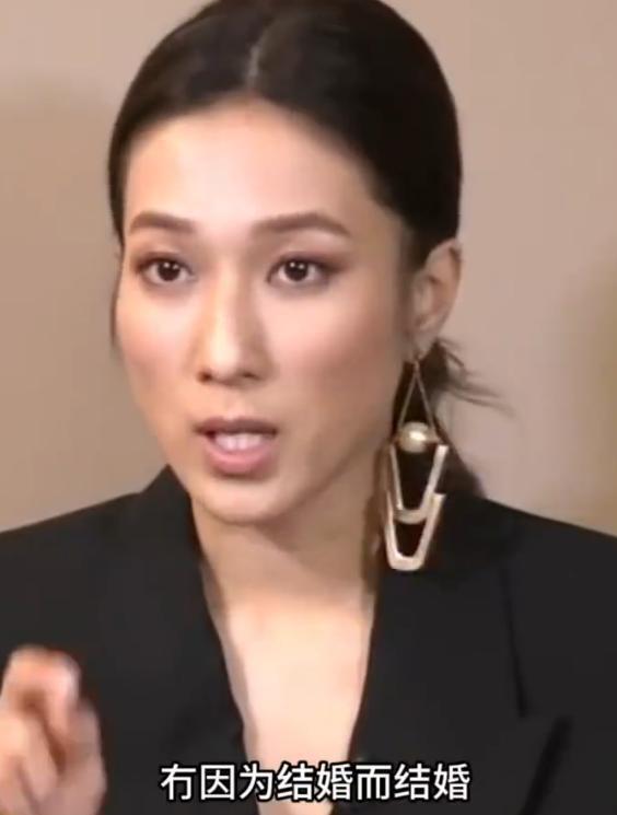 嫁丑男的她花十年时间看穿丈夫真面目澳门新葡京钟嘉欣后悔了!放弃林峯(图4) 嫁丑男的她花十年时间看穿丈夫真面目澳门新葡京钟嘉欣后悔了!放弃林峯(图4)